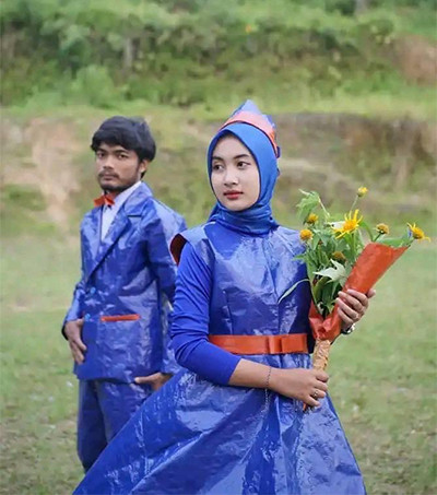 Viral! Pasangan Calon Pengantin Foto Prewedding Pakai Baju dari Terpal Pecel Lele