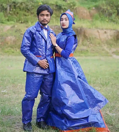 Viral! Pasangan Calon Pengantin Foto Prewedding Pakai Baju dari Terpal Pecel Lele