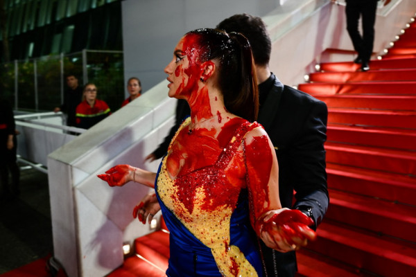 Terobos Red Carpet Festival Film Cannes 2023, Seorang Wanita Lakukan Aksi Tak Terduga