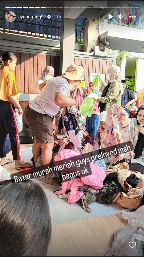 Ayu Ting Ting Gelar Bazar Baju di Rumah, Harganya Ada yang Rp20 Ribu
