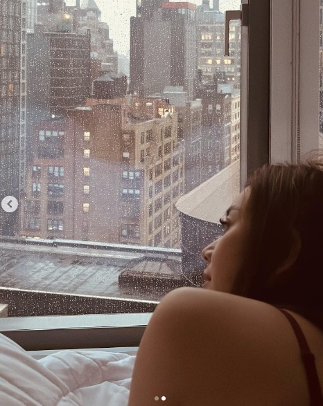 5 Potret Cantik Aura Kasih saat Liburan di Amerika Serikat, Hujan-Hujanan hingga Rebahan
