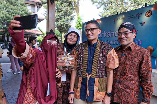 Momen Sandiaga Membatik Nitik di Workshop KaTa Kreatif 2023 Bantul DIY