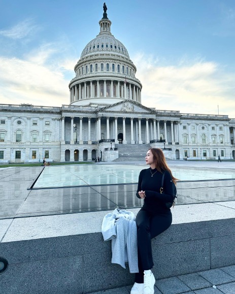 5 Potret Cantik Aura Kasih saat Liburan di Amerika Serikat, Hujan-Hujanan hingga Rebahan