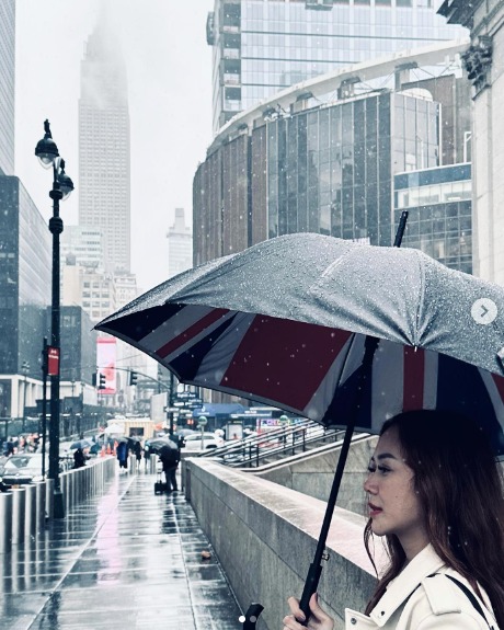 5 Potret Cantik Aura Kasih saat Liburan di Amerika Serikat, Hujan-Hujanan hingga Rebahan