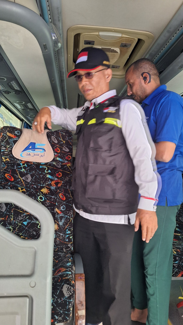 Petugas Sisir Bus Cegah Barang Bawaan Jemaah Haji Tertinggal
