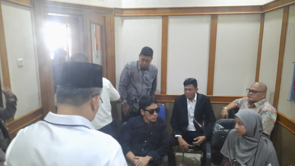 5 Potret Sidang Cerai Perdana Desta dan Natasha Rizky di PA Jakarta Selatan
