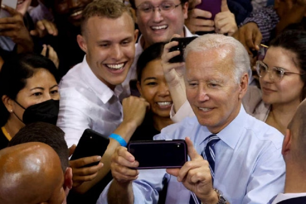 8 Tingkah Aneh Presiden AS Joe Biden, No 2 Gaya Makannya seperti Anak Kecil