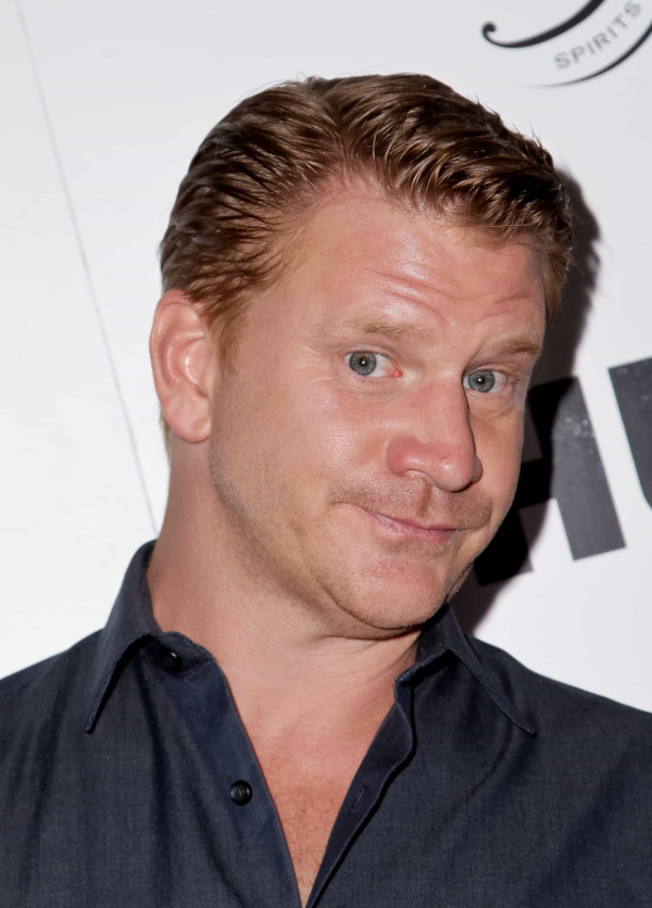 7 Artis Hollywood Ini Idap Sindrom Tourette, Lewis Capaldi Kambuh saat Konser