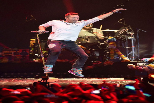 8 Gaya Kasual Chris Martin, Doyan Memadukan Kaus, Sweater dan Sneakers