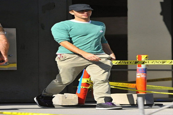 8 Gaya Kasual Chris Martin, Doyan Memadukan Kaus, Sweater dan Sneakers