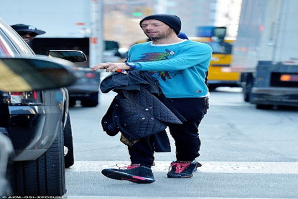 8 Gaya Kasual Chris Martin, Doyan Memadukan Kaus, Sweater dan Sneakers