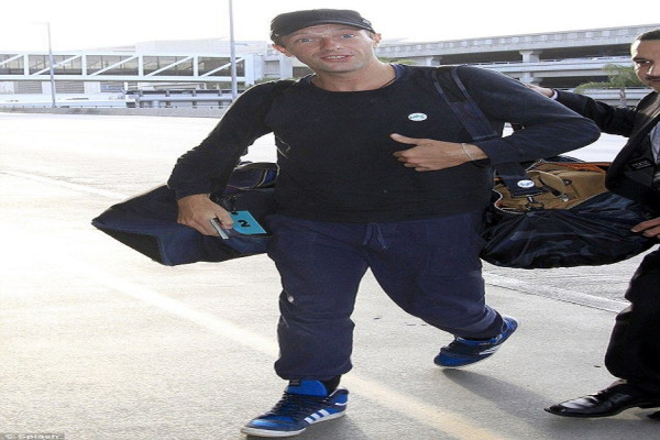 8 Gaya Kasual Chris Martin, Doyan Memadukan Kaus, Sweater dan Sneakers