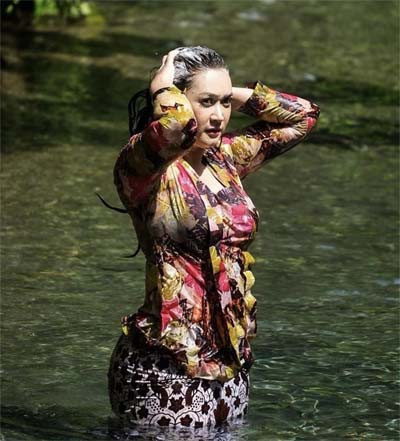 Potret Nafa Urbach Keramas di Sungai Pakai Kebaya Viral, Netizen: Saingan Beningnya sama Air