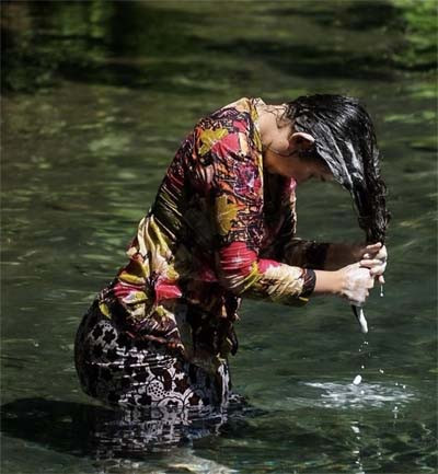 Potret Nafa Urbach Keramas di Sungai Pakai Kebaya Viral, Netizen: Saingan Beningnya sama Air