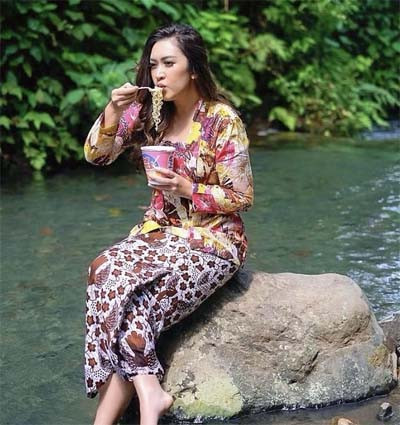 Potret Nafa Urbach Keramas di Sungai Pakai Kebaya Viral, Netizen: Saingan Beningnya sama Air