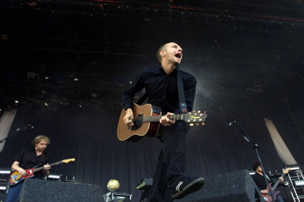 8 Gaya Kasual Chris Martin, Doyan Memadukan Kaus, Sweater dan Sneakers