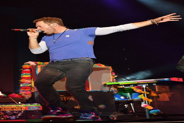 8 Gaya Kasual Chris Martin, Doyan Memadukan Kaus, Sweater dan Sneakers