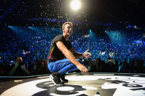 8 Gaya Kasual Chris Martin, Doyan Memadukan Kaus, Sweater dan Sneakers