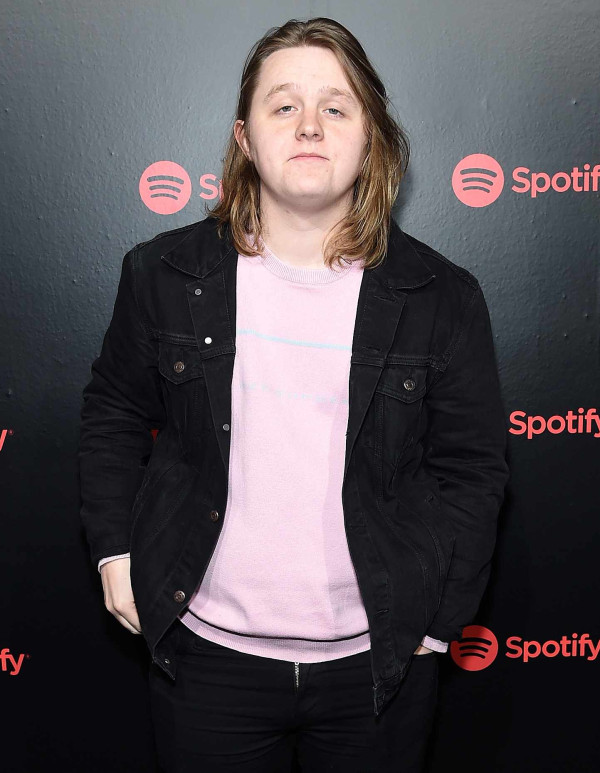 7 Artis Hollywood Ini Idap Sindrom Tourette, Lewis Capaldi Kambuh saat Konser