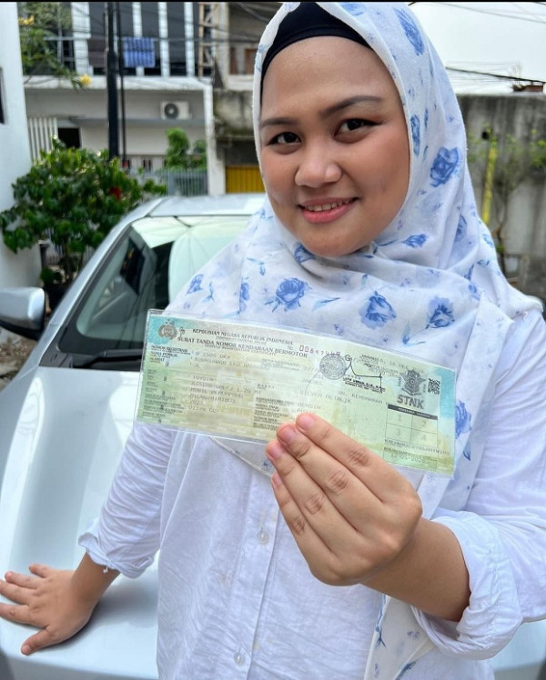 Kurniawan Eko Pemenang Mobil Agya Rp1 dari Flash Sale Rp1 Shopee Resmi Terima Hadiah