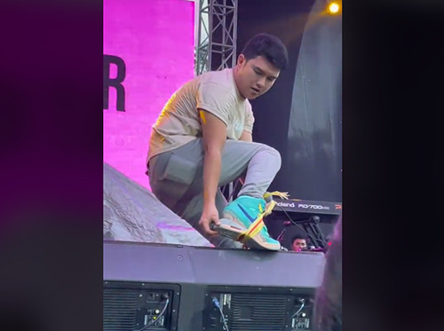 Momen Sepatu Aldi Taher Jebol saat Beraksi di Panggung Sampai Harus Diikat Tali Rafia
