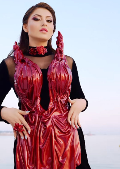 Dirias oleh Desainer dan Kosmetik Indonesia, Aktris India Urvashi Rautela Memukau di Festival Film Cannes 2023