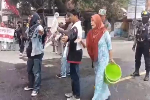 Emak-emak di Pinrang Ngamuk Bentrok dengan Mahasiswa saat Bakar Ban