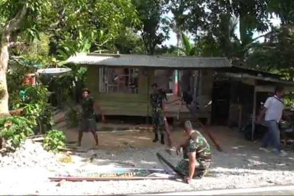 Rumah Warga Natuna Tak Layak Huni, Ini yang Dilakukan Prajurit TNI AD
