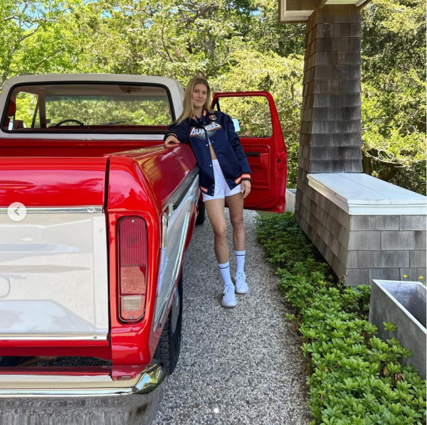 Eugenie Bouchard Nyender di Mobil Membius Pengikutnya: Kamu Sempurna!