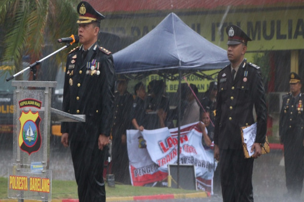 Di Bawah Guyuran Hujan Deras, Wakapolresta Barelang Pimpin Upacara Hari Lahir Pancasila