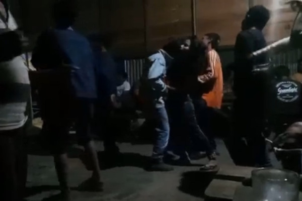 Asyik Beradu Mesra Tanpa Baju di Ranjang Hotel, Pasangan Mesum Tak Berkutik Digerebek Polisi
