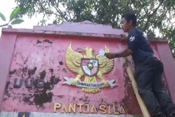 Rayakan Hari Lahir Pancasila, Kader Perindo Jember Lakukan Pengecatan Ulang Lambang Negara