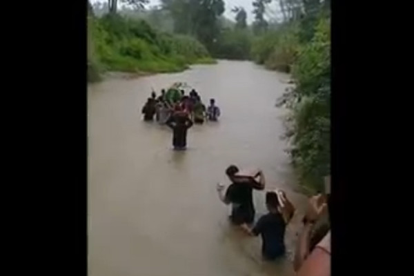 Viral Jenazah Dihanyutkan Menuju Pemakaman Gara-gara Tak Ada Jembatan