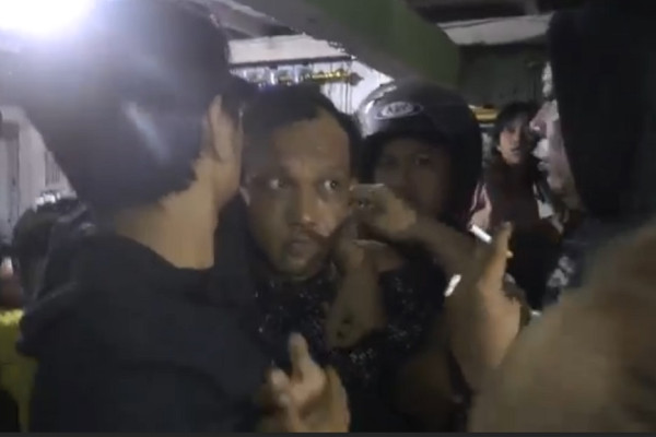 Tangis Istri di Makassar Pecah Saksikan Suami Diborgol Polisi