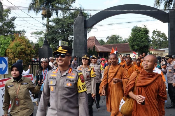 Anggota Polri Didoakan Bhiksu Thudong, Kapolresta Magelang Mengaku Senang