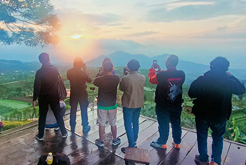 Jelajah Negeri di Atas Awan Magelang, Golden Sunrise di Silancur Highland hingga Nyeruput Wedang di Ketep Pass
