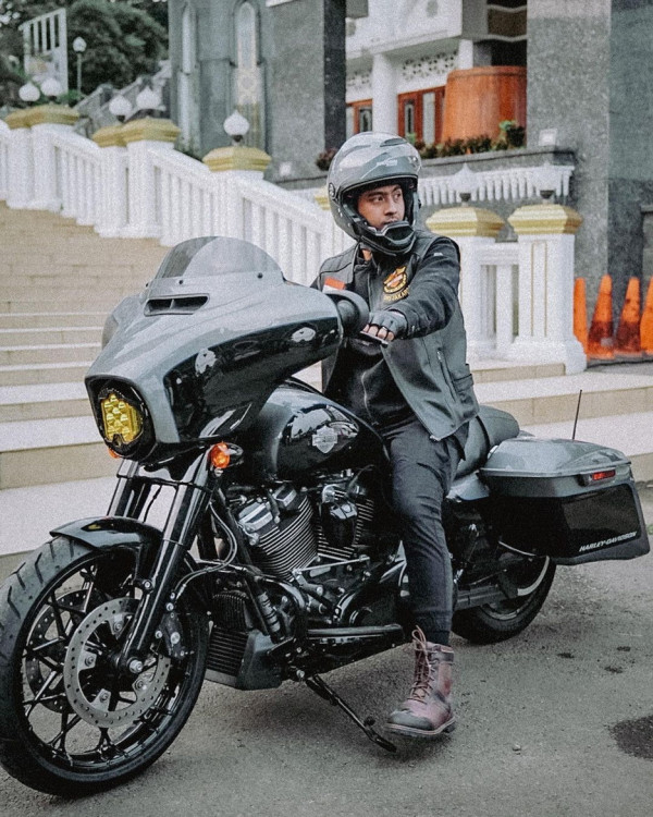Arya Saloka Unggah Foto dengan Motor Gede, Binyo: Pak, Saya dan Rendy OTW