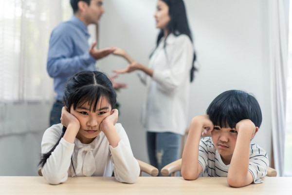 7 Cara Menjelaskan Perceraian Orang Tua pada Anak, Jangan Bohong dan Obral Janji