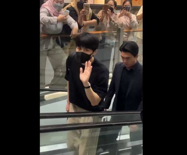 Kim Seon Ho Tiba di Jakarta, Netizen: Aduh Ramah Banget Dadah-Dadah Gitu