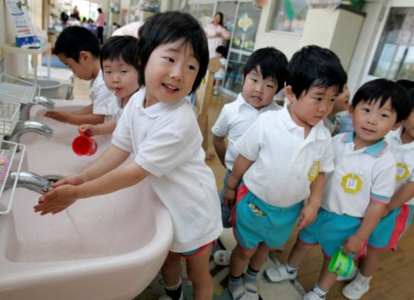 5 Negara yang Terbaik dalam Parenting, Nomor 3 Anak Terbiasa Dibawa ke Bar