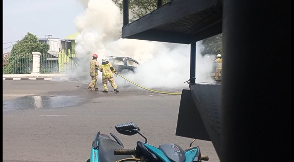 Mobil Chevrolet Ludes Terbakar saat Melaju di Jalan Raya Bogor