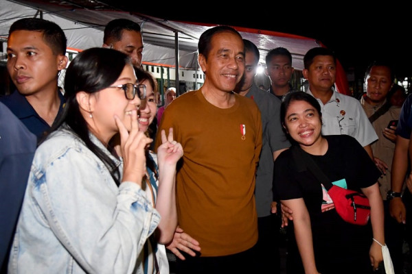 Momen Jokowi dan Kaesang Jajan Bakmi Jawa Legendaris di Yogyakarta