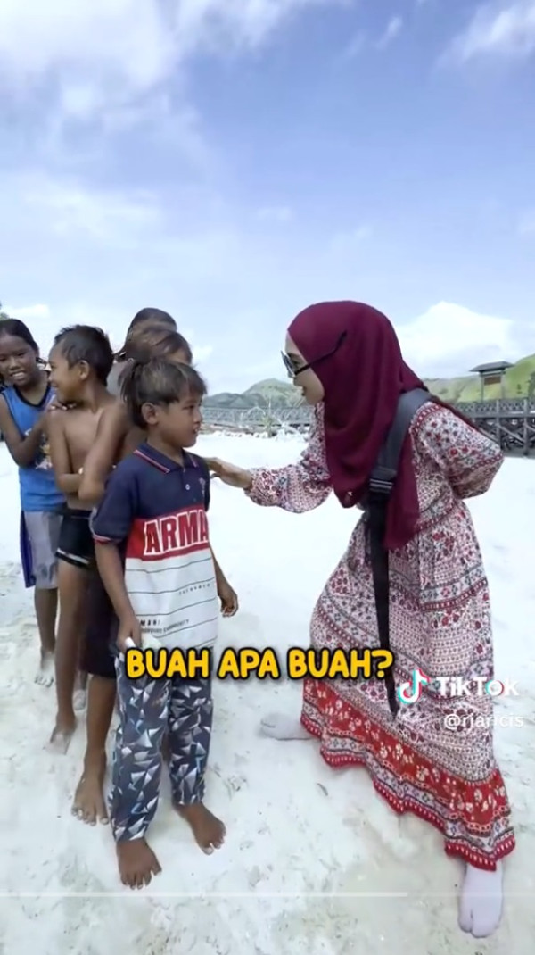 Liburan di Labuan Bajo, Ria Ricis Bagi-bagi Uang Segepok ke Anak Kecil