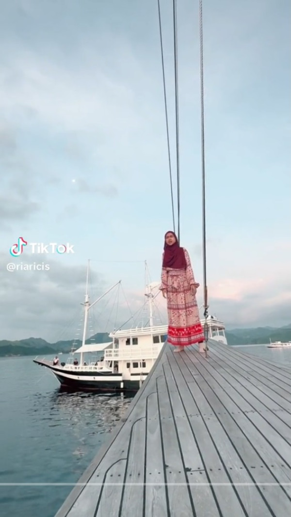 Berenang di Laut Pakai Gamis, Ria Ricis Dipuji Tak Pernah Umbar Aurat