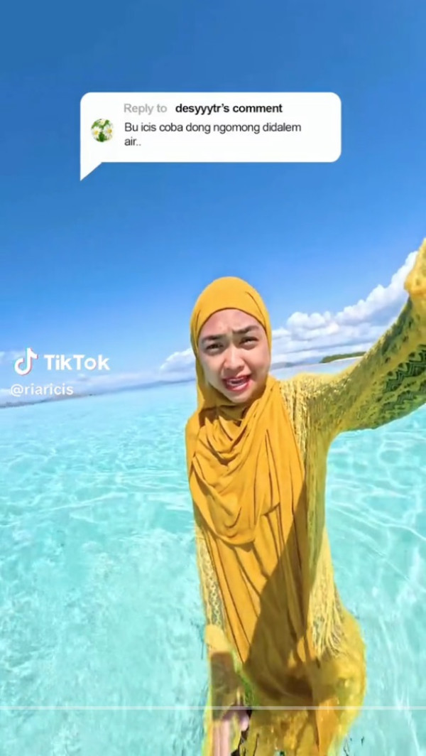 Ria Ricis Jawab Tantangan Netizen Ngomong di Dalam Air