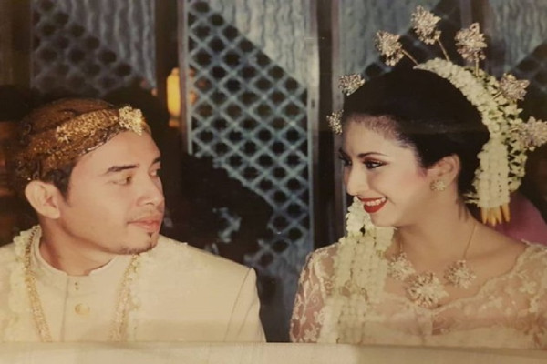9 Potret Lawas Pernikahan Artis Indonesia, Nomor 6 Model Rambutnya Gaul Abis