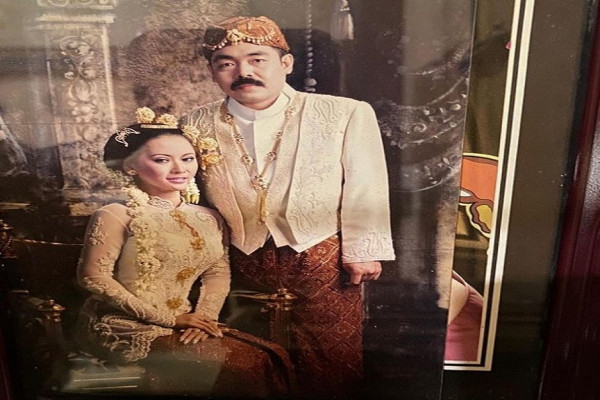 9 Potret Lawas Pernikahan Artis Indonesia, Nomor 6 Model Rambutnya Gaul Abis