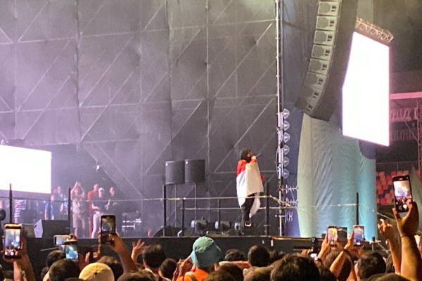 Alan Walker Tutup Penampilannya di Jakarta E-Prix 2023 dengan Kibarkan Bendera Merah Putih