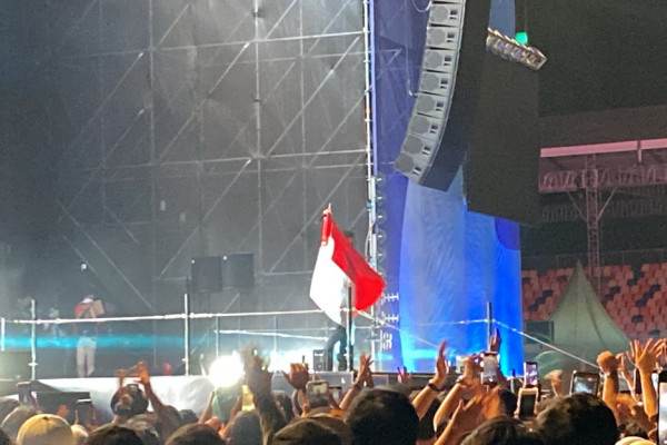 Alan Walker Tutup Penampilannya di Jakarta E-Prix 2023 dengan Kibarkan Bendera Merah Putih