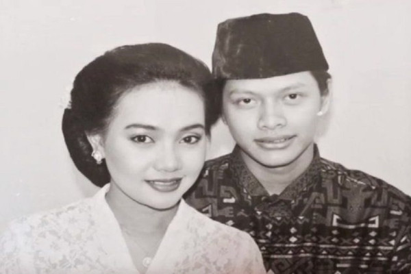 9 Potret Lawas Pernikahan Artis Indonesia, Nomor 6 Model Rambutnya Gaul Abis